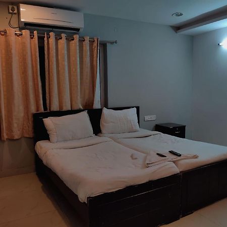 Super Capital O Jubilee Banjara Suites Near City Center Mall Hyderabad Exterior photo