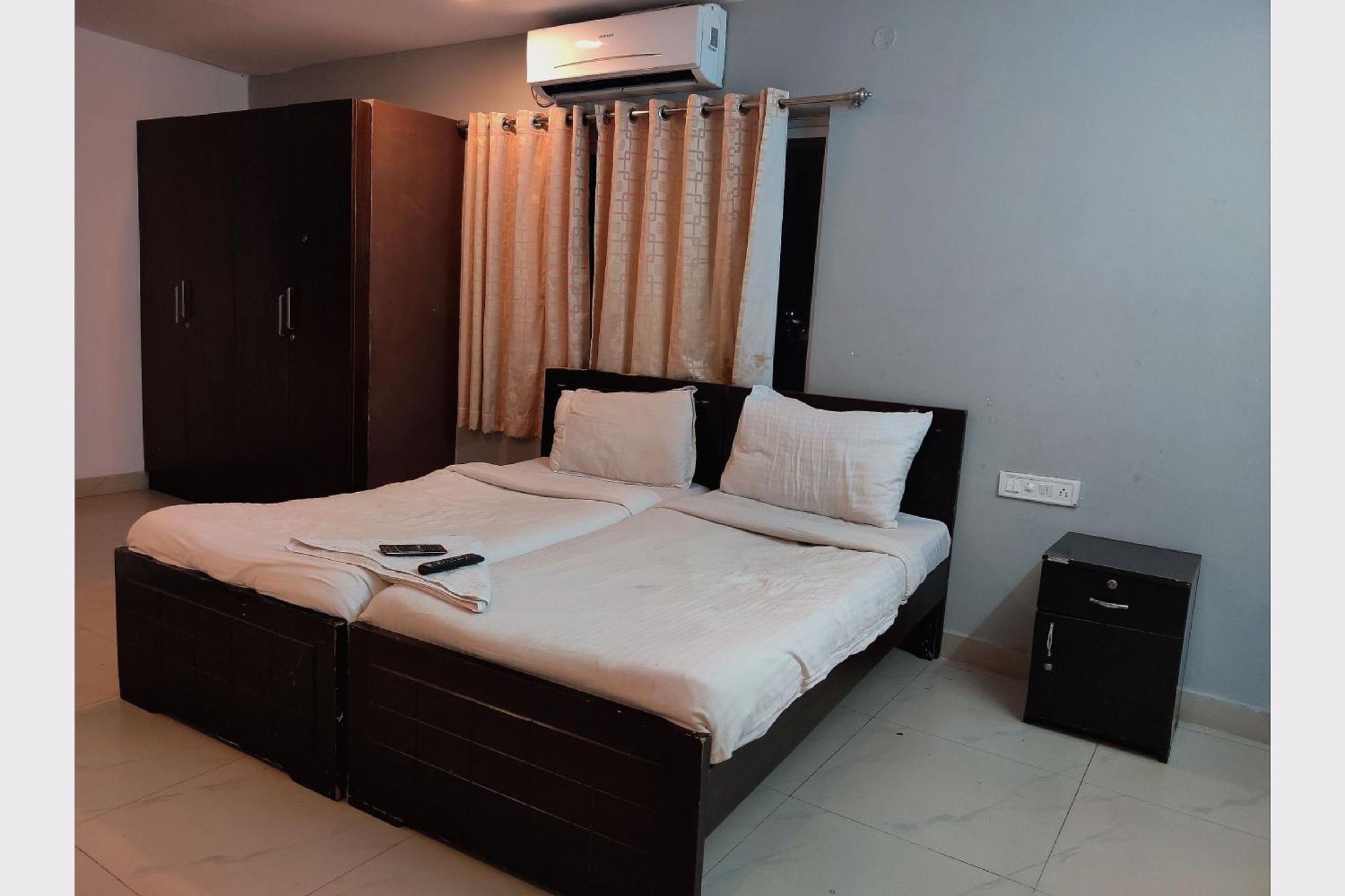 Super Capital O Jubilee Banjara Suites Near City Center Mall Hyderabad Exterior photo